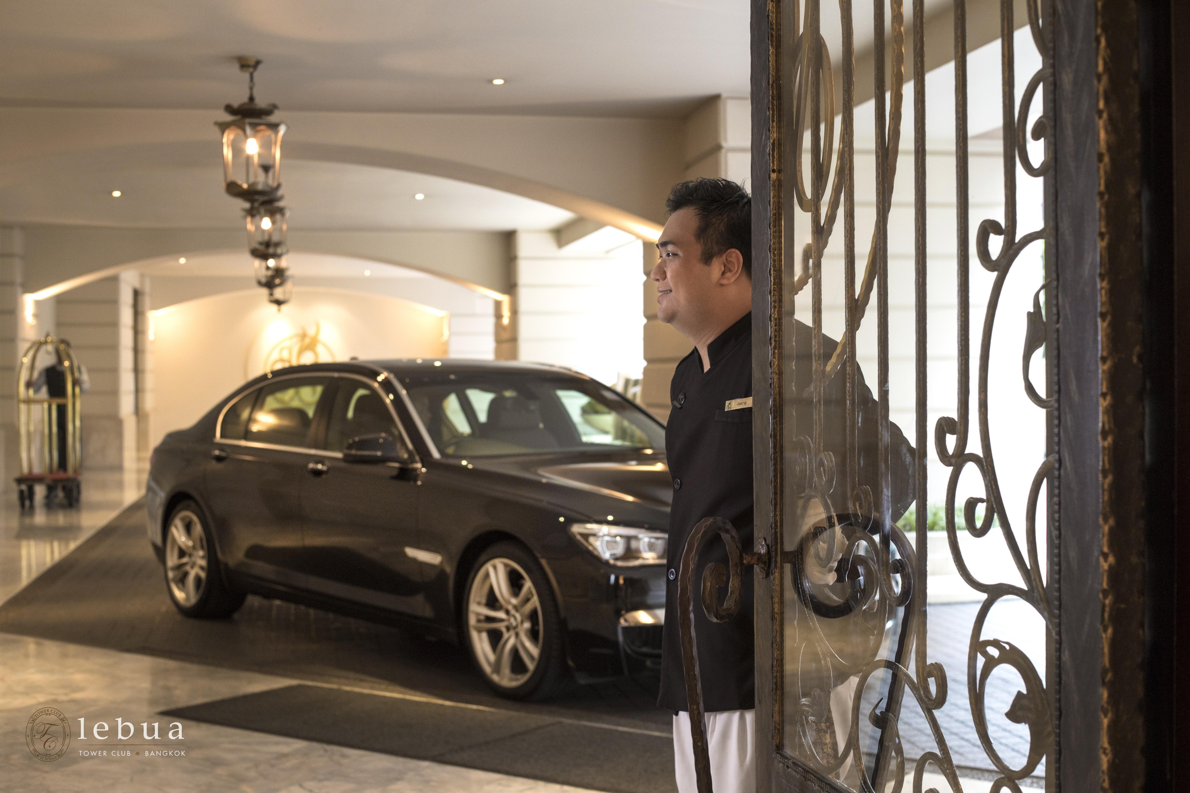 Lebua At State Tower Hotel Банкок Екстериор снимка A doorman at the entrance of a hotel