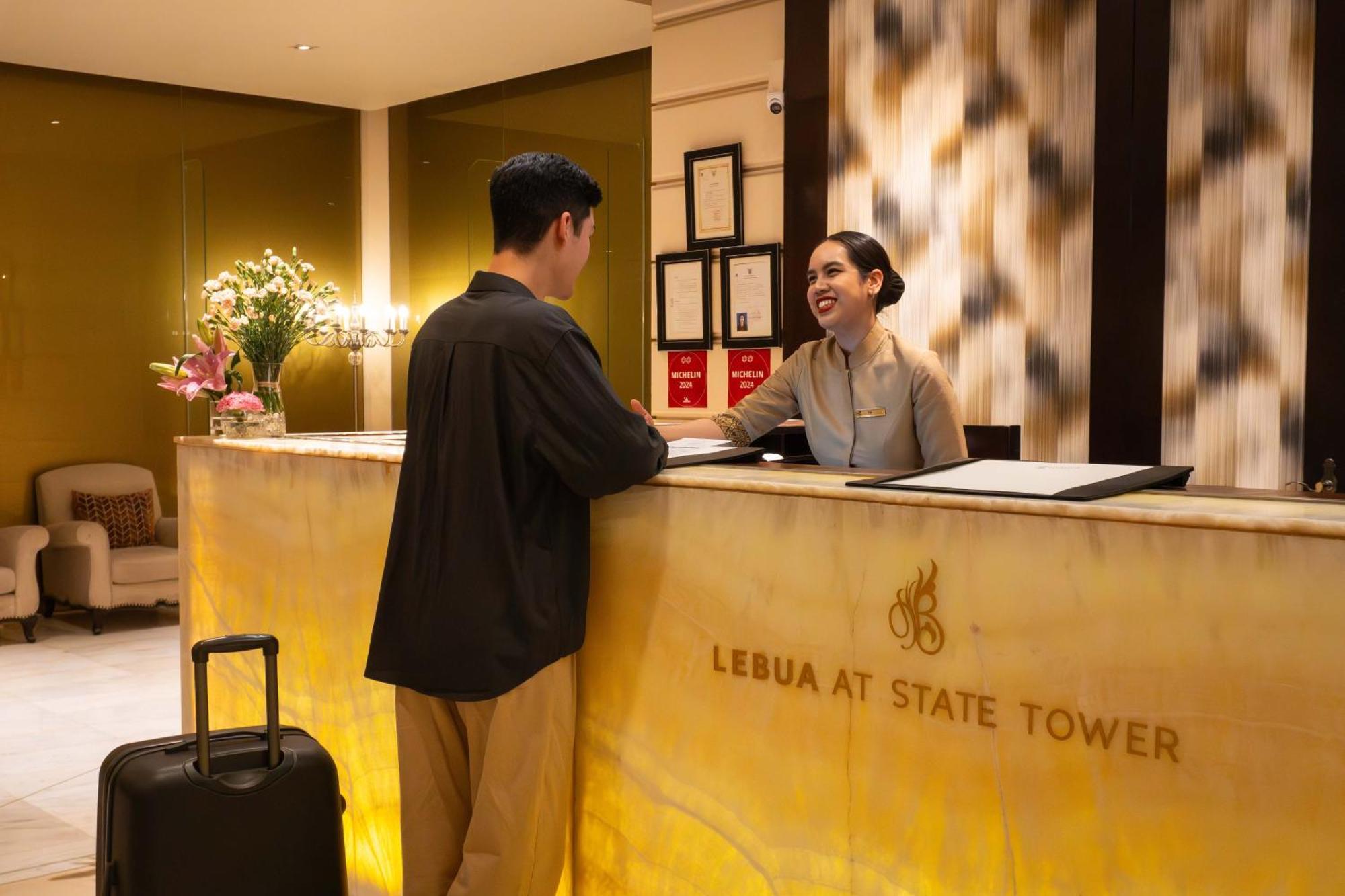 Lebua At State Tower Hotel Банкок Екстериор снимка A hotel receptionist at work