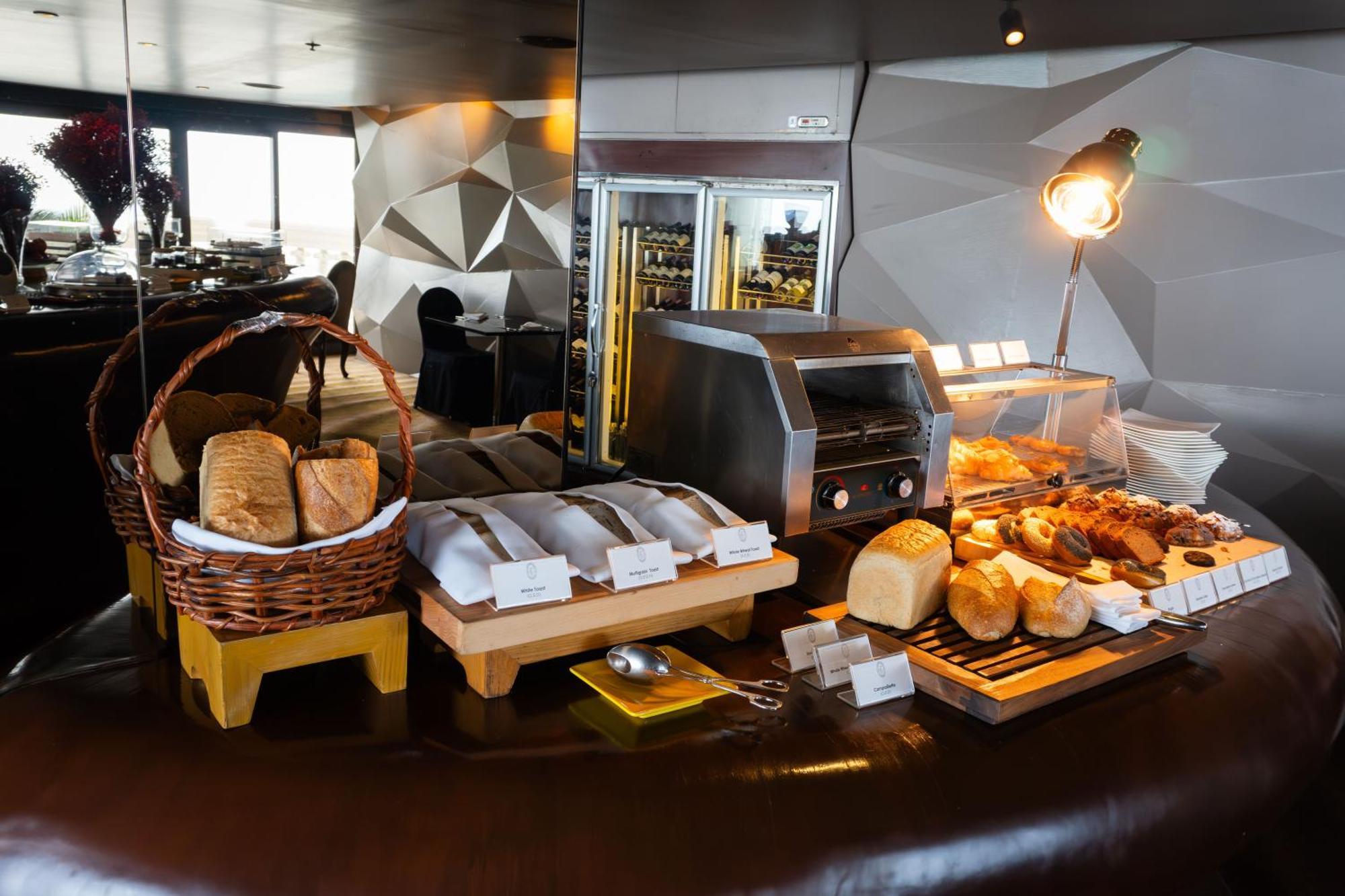 Lebua At State Tower Hotel Банкок Екстериор снимка Bread and pastry at a buffet