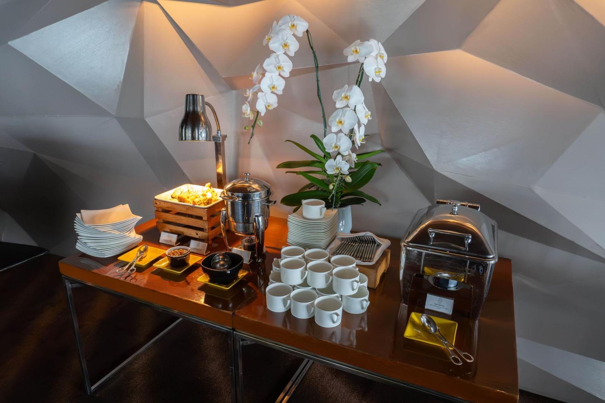 Lebua At State Tower Hotel Банкок Екстериор снимка A coffee station at an airport lounge