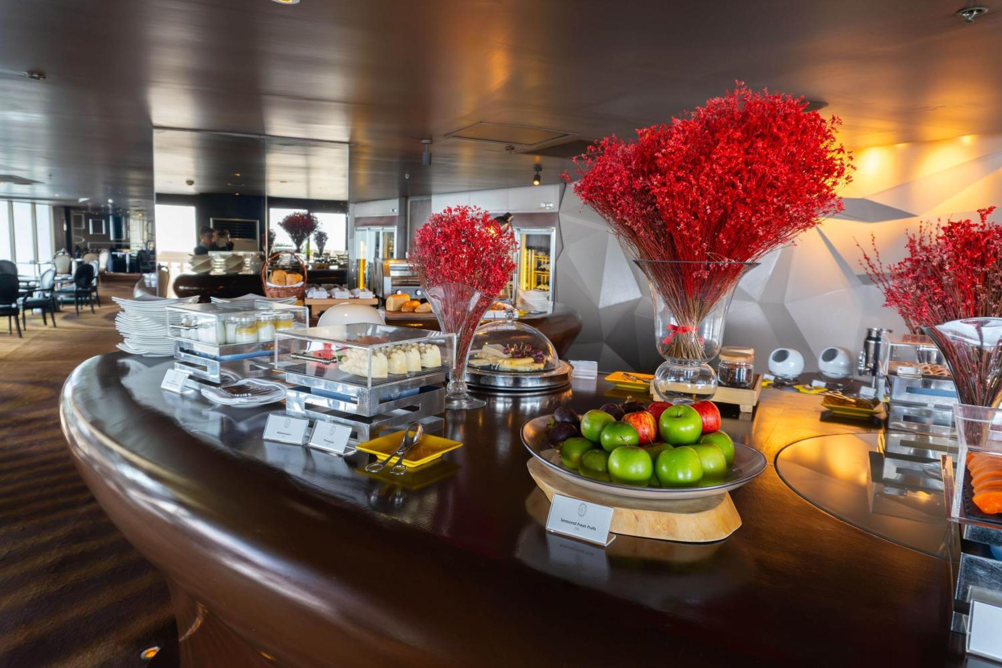 Lebua At State Tower Hotel Банкок Екстериор снимка The buffet at the lounge