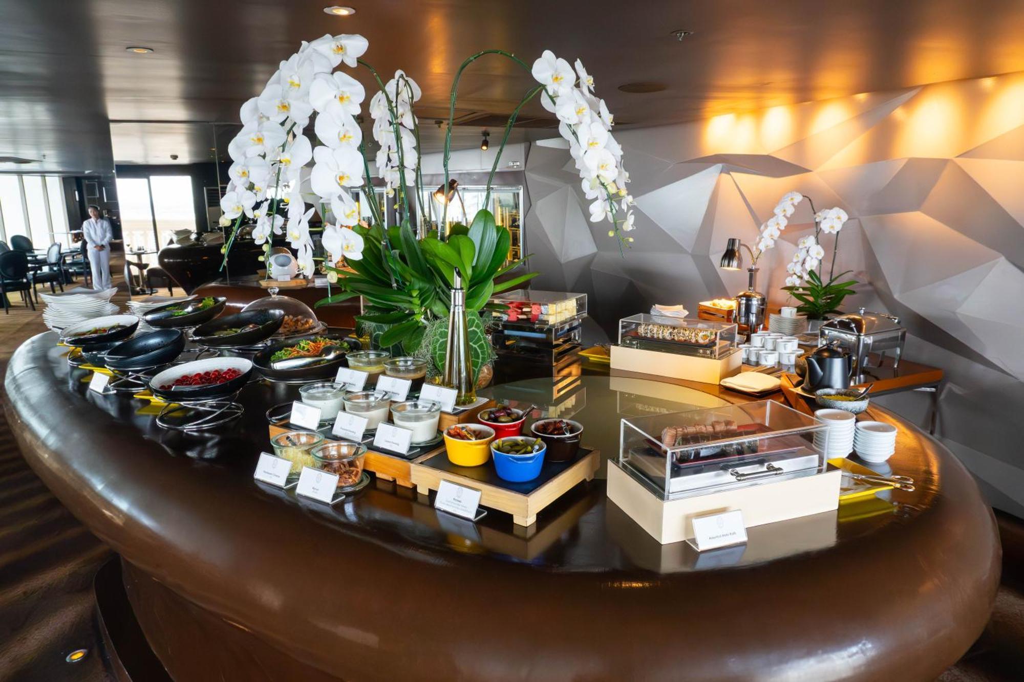 Lebua At State Tower Hotel Банкок Екстериор снимка A buffet at the airport