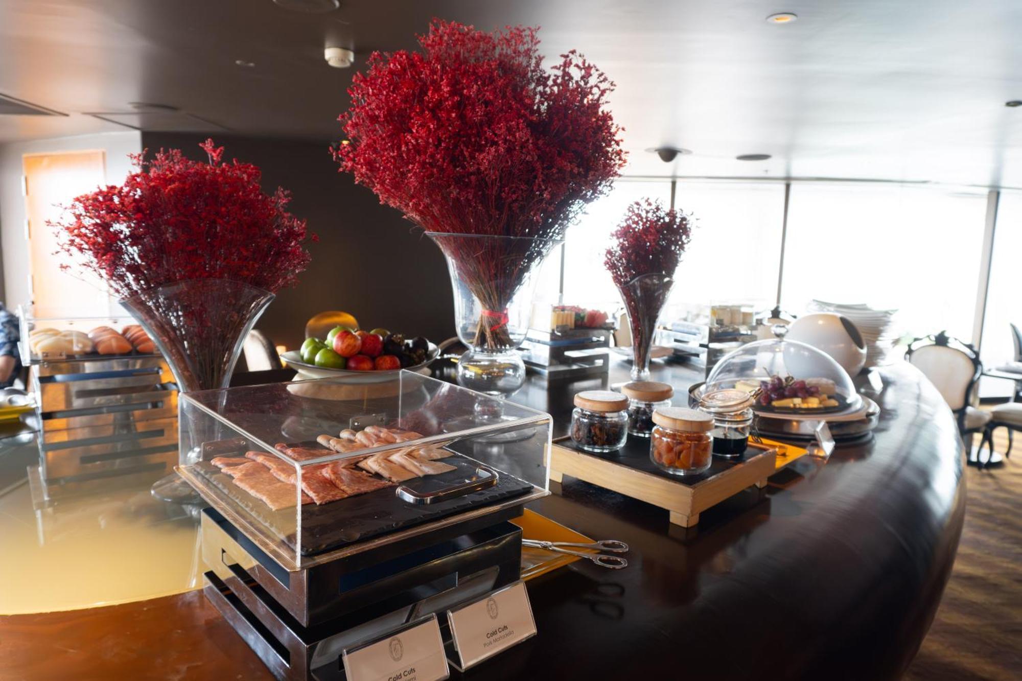 Lebua At State Tower Hotel Банкок Екстериор снимка A buffet at a hotel