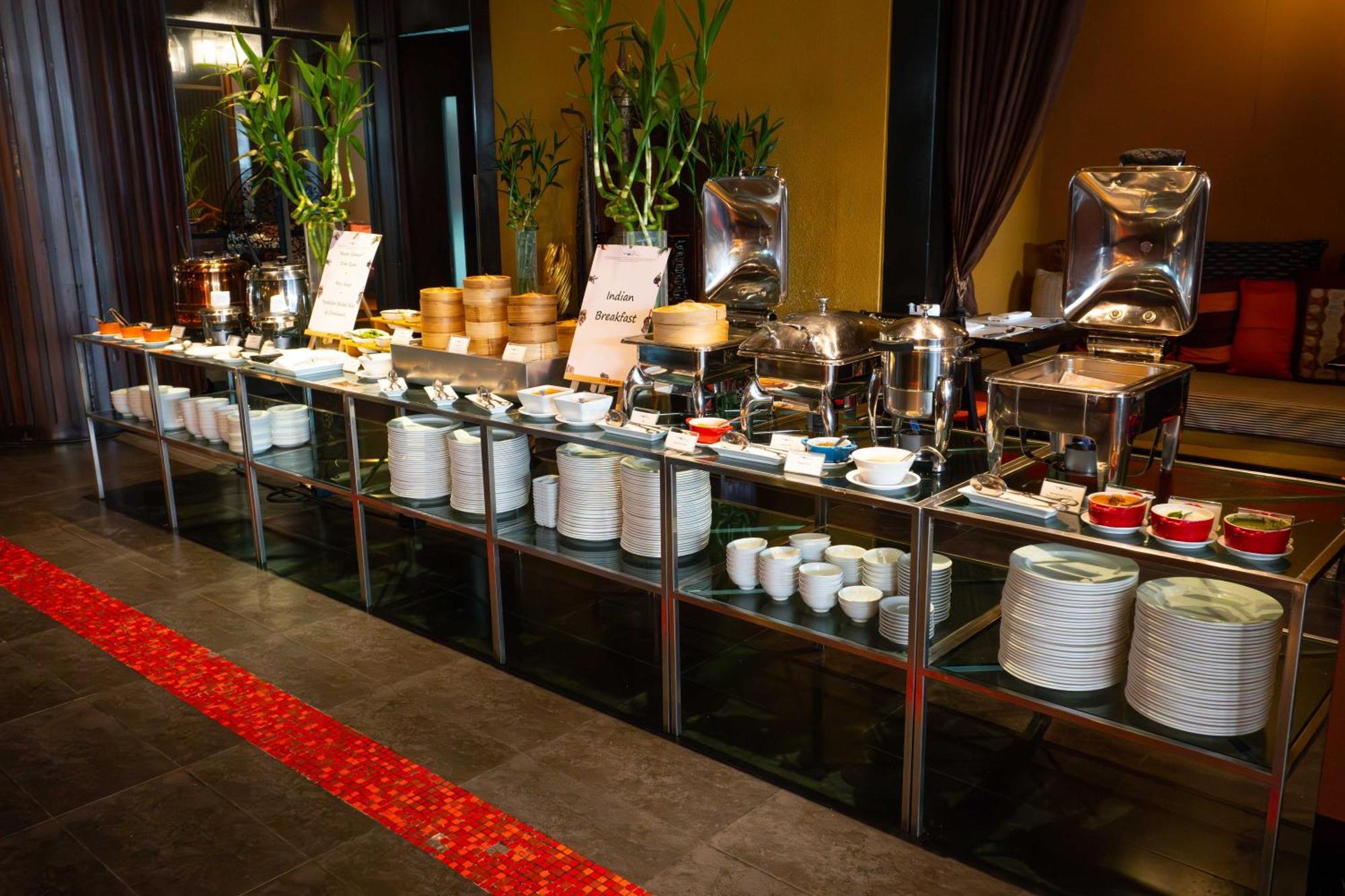 Lebua At State Tower Hotel Банкок Екстериор снимка A buffet at a hotel