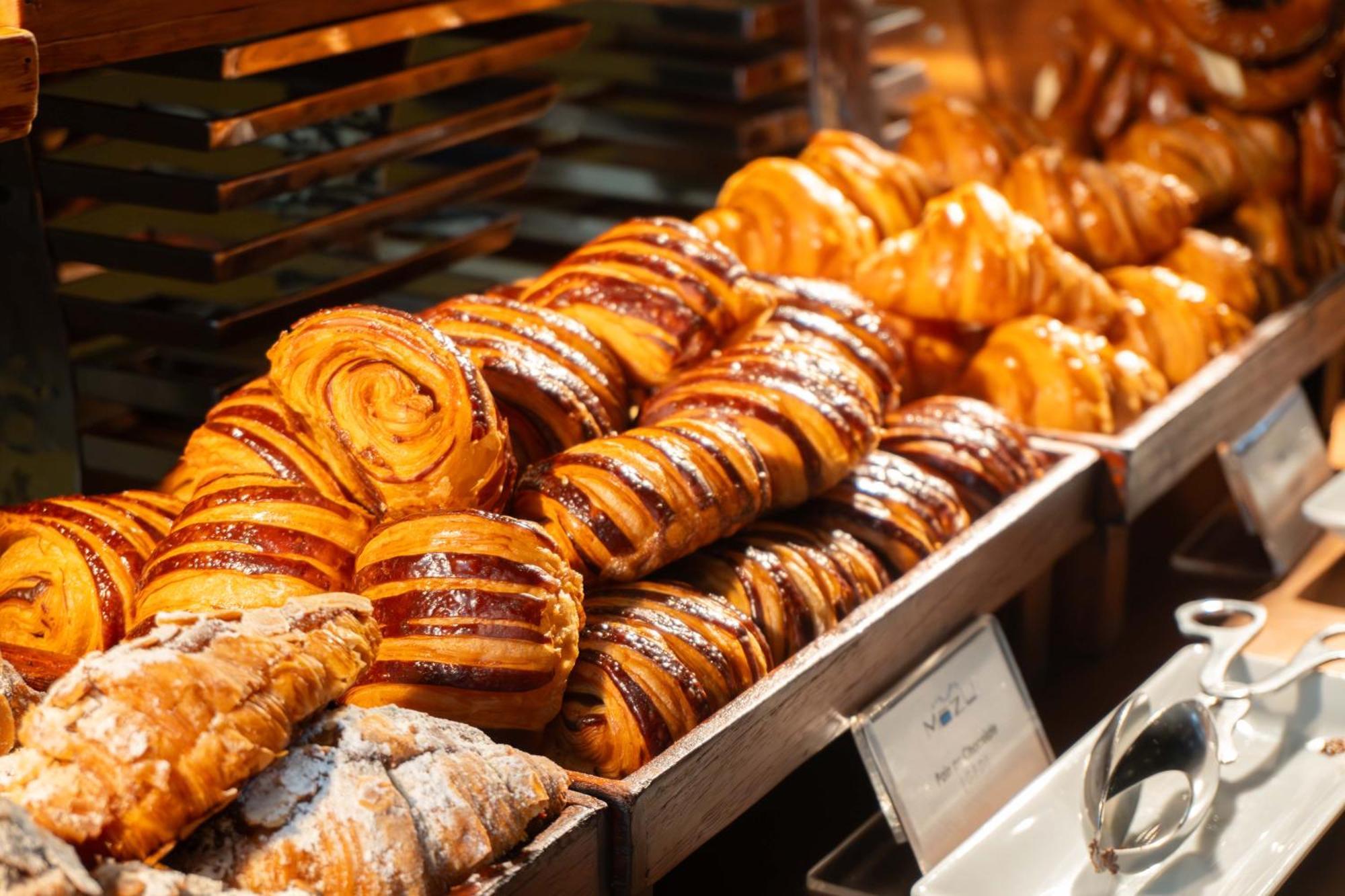 Lebua At State Tower Hotel Банкок Екстериор снимка Cinnamon buns