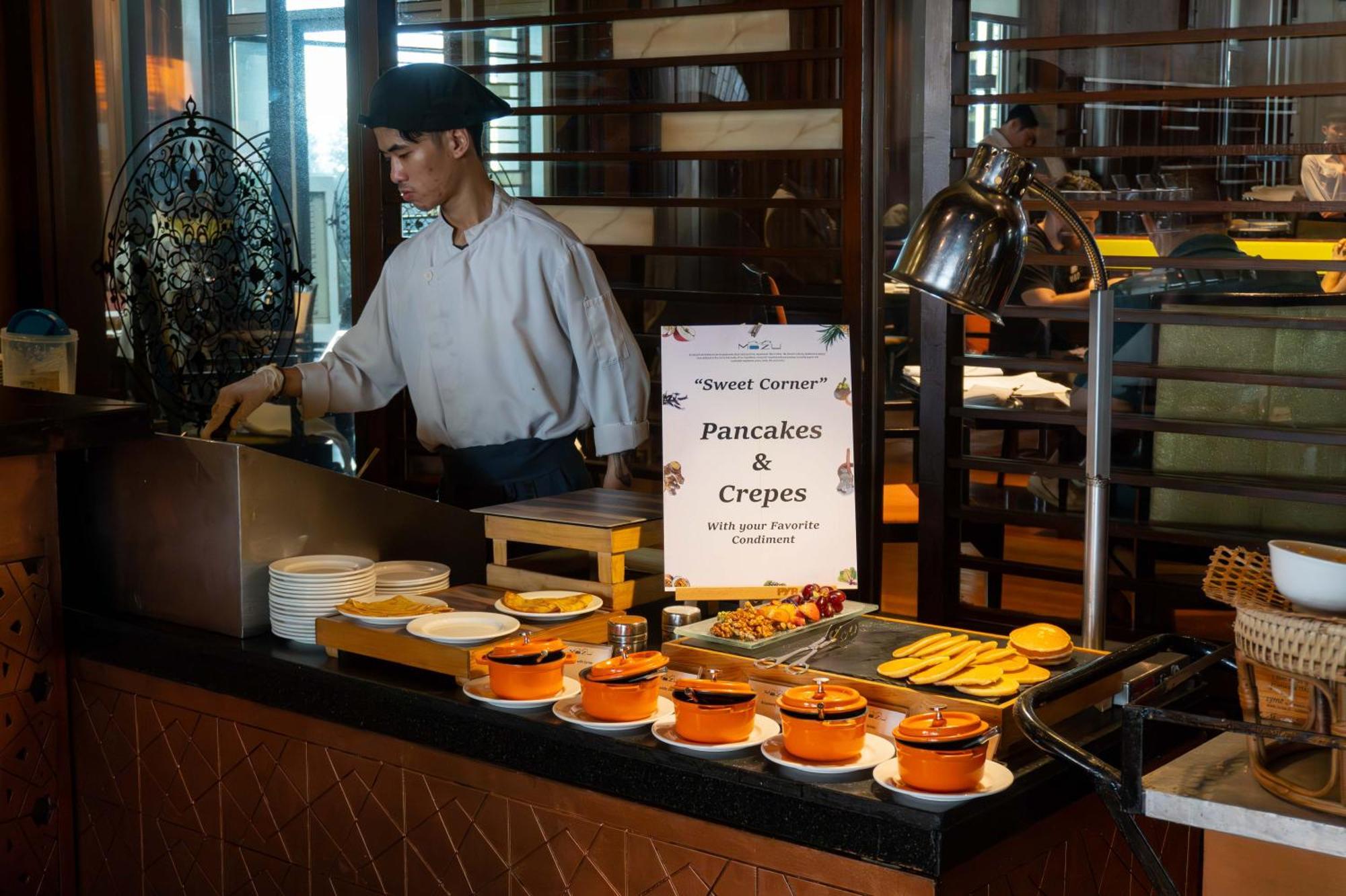 Lebua At State Tower Hotel Банкок Екстериор снимка A pancake and crêpe buffet at a hotel