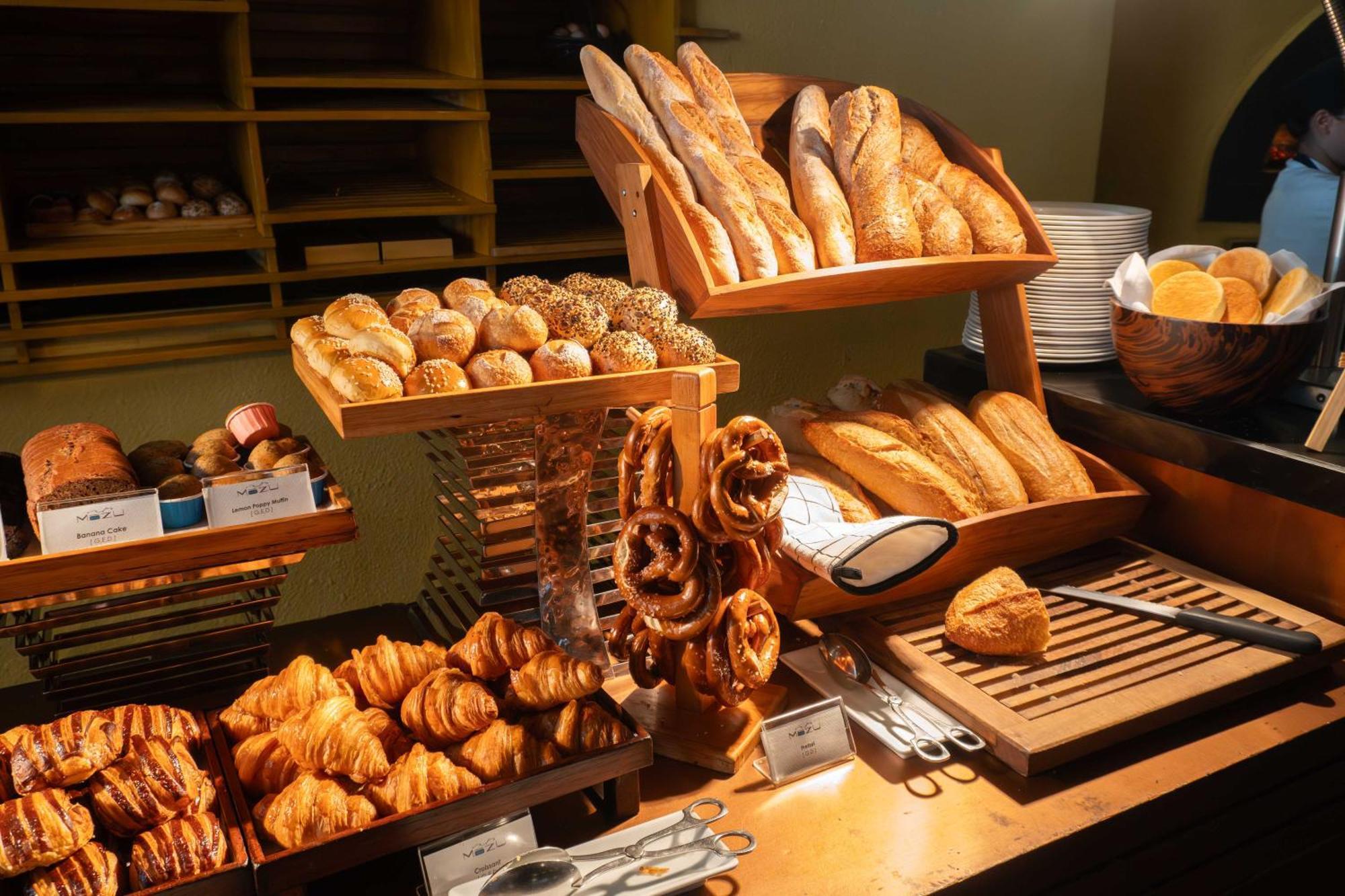 Lebua At State Tower Hotel Банкок Екстериор снимка A bread station