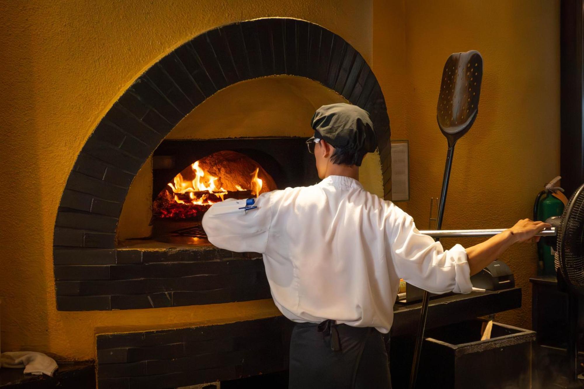 Lebua At State Tower Hotel Банкок Екстериор снимка A wood-fired oven in a restaurant