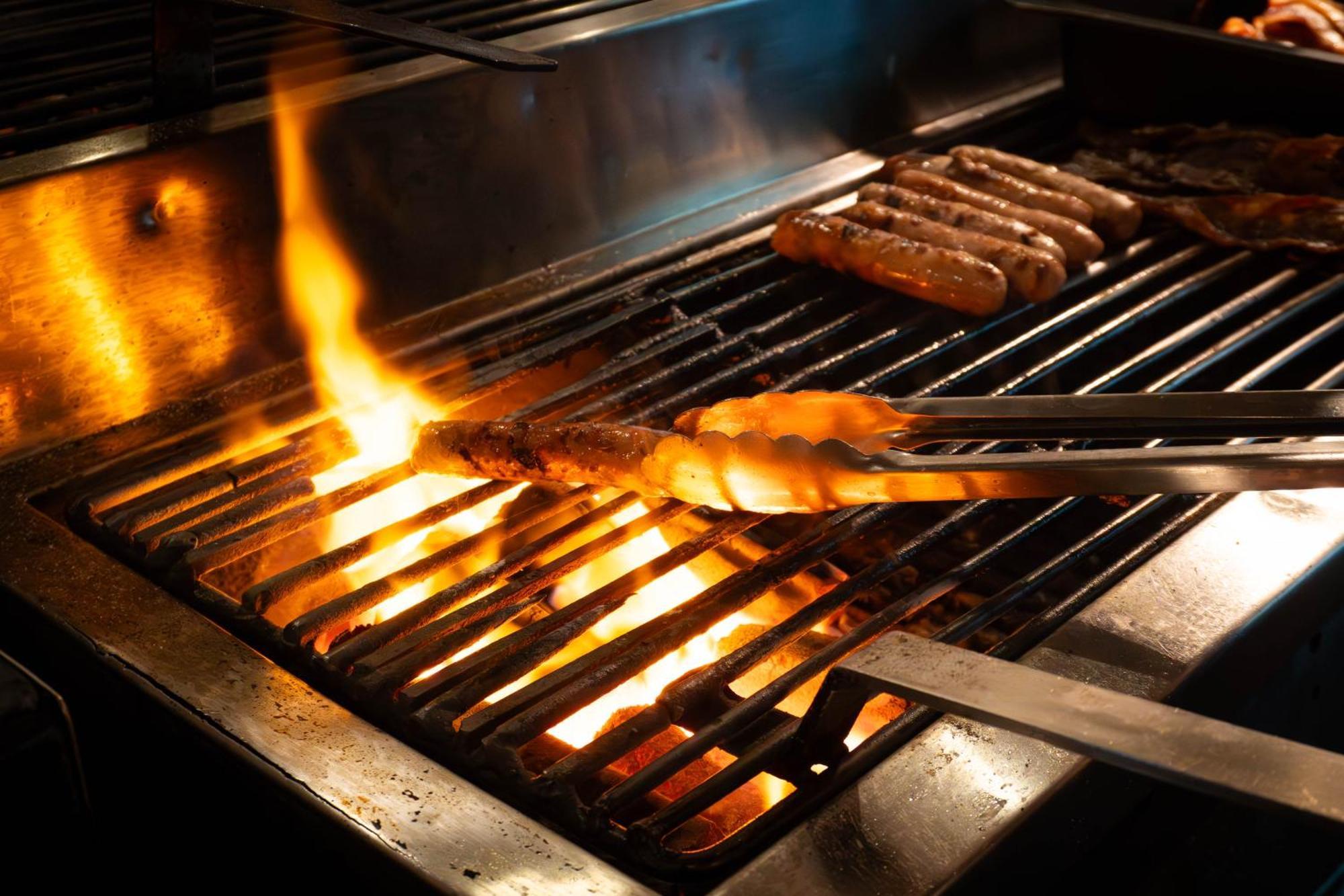 Lebua At State Tower Hotel Банкок Екстериор снимка Grilling