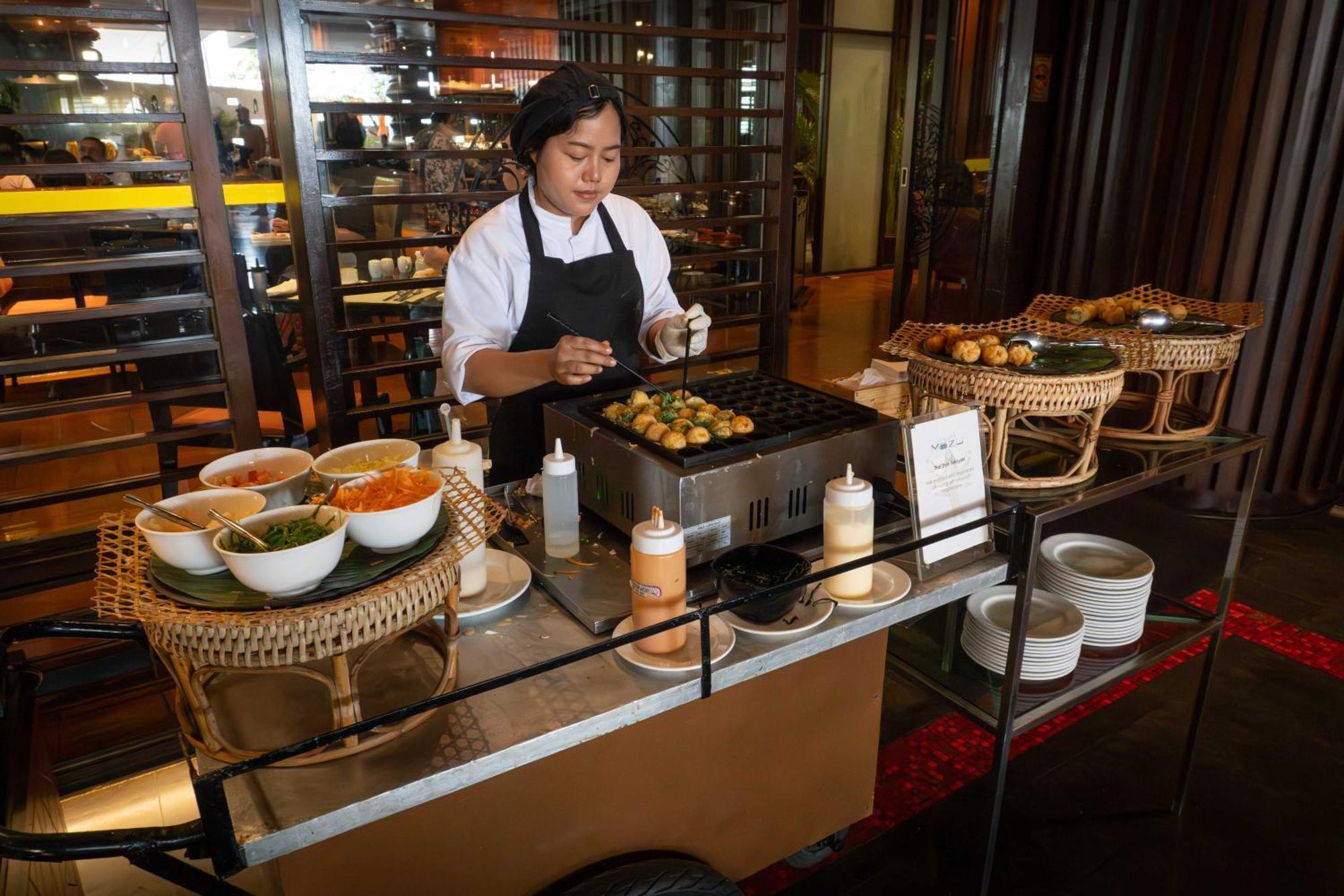 Lebua At State Tower Hotel Банкок Екстериор снимка A live cooking station at a hotel
