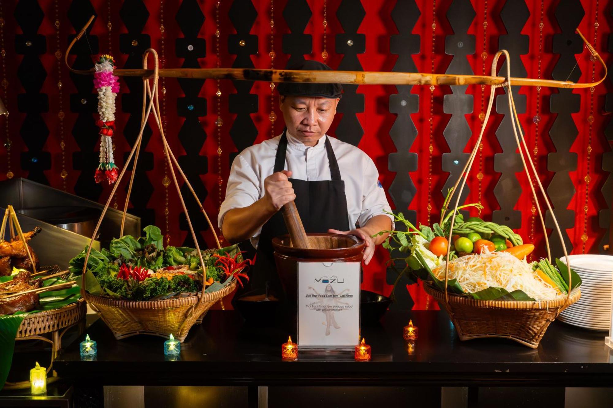Lebua At State Tower Hotel Банкок Екстериор снимка Chef preparing Thai cuisine