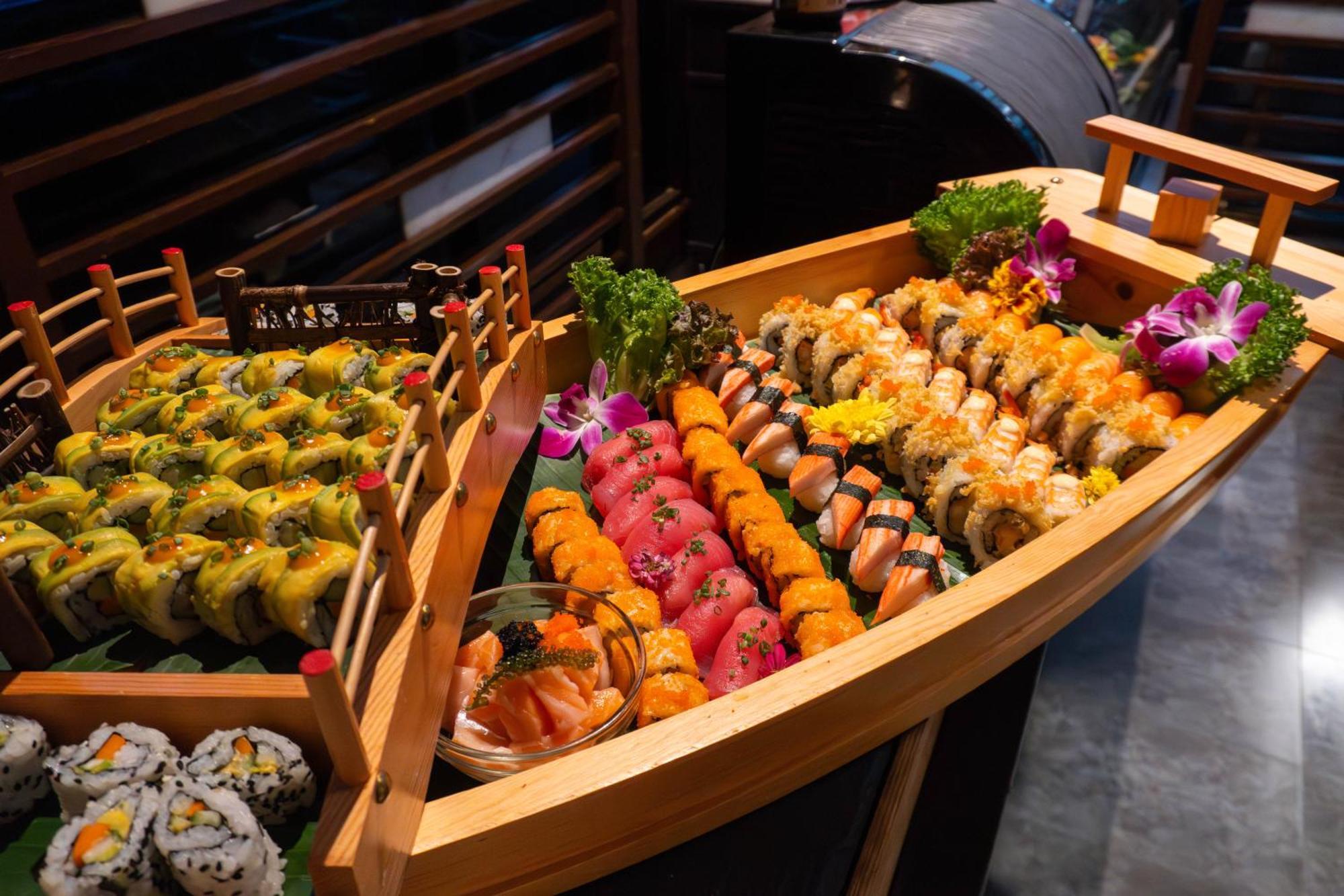 Lebua At State Tower Hotel Банкок Екстериор снимка Sushi boat